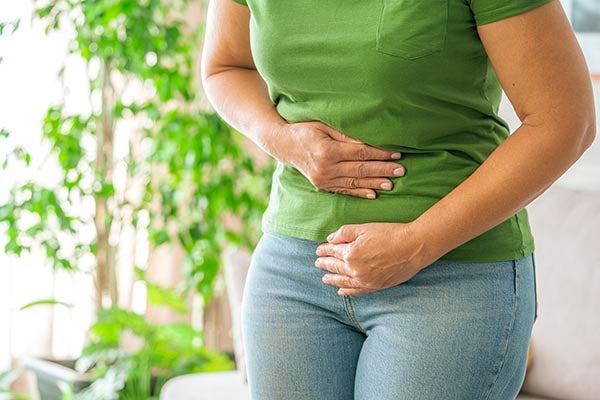female with hernia pain
